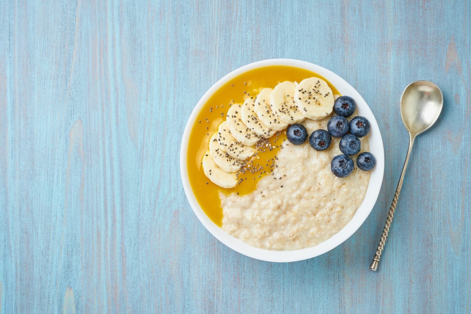 Овсяная каша с бананом и черникой